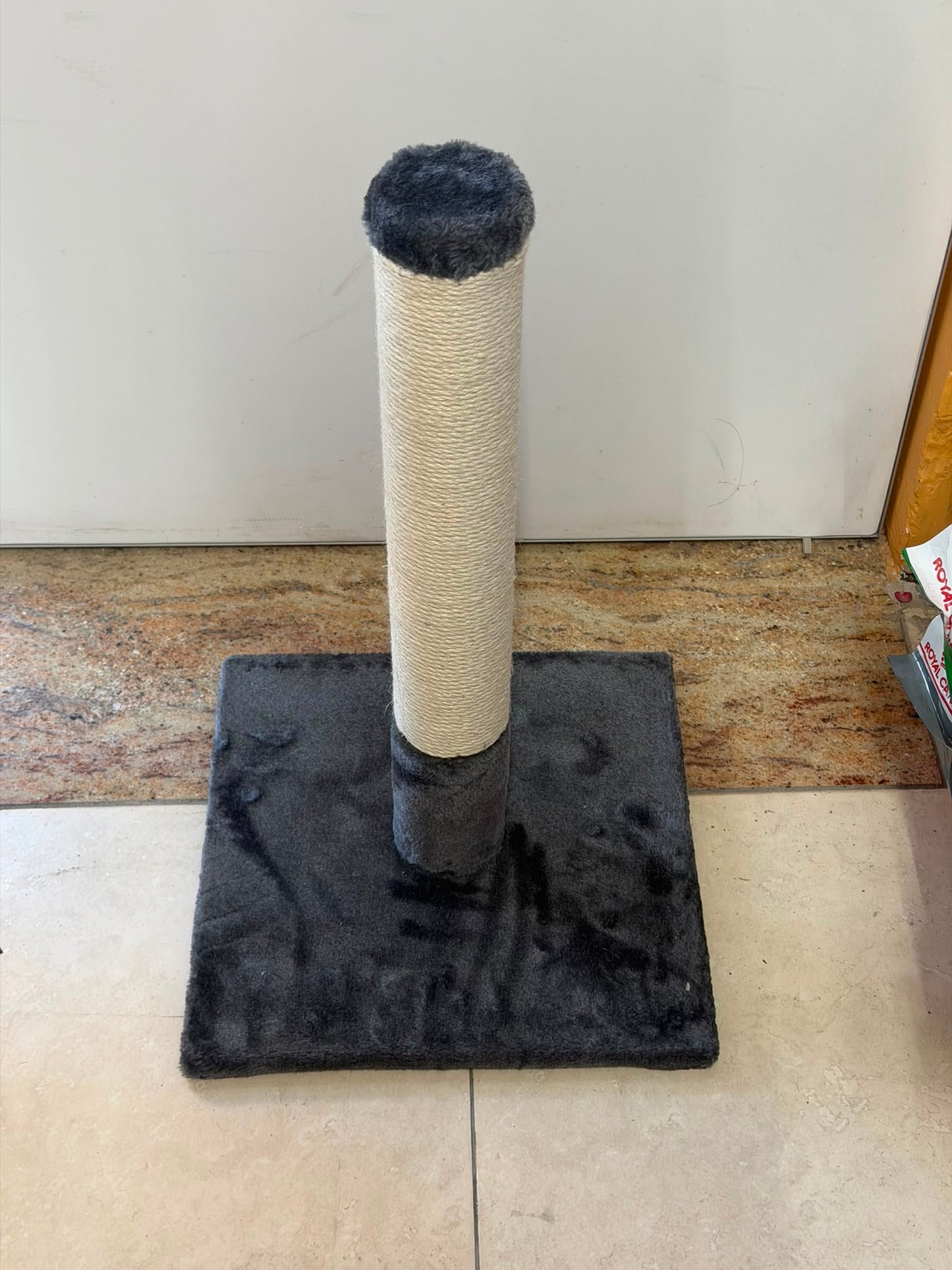 BATRES SCRATCHING POST 62CM PLATINUM GR